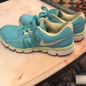 Nike dual fusion sneakers